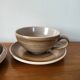 Ensemble de 2 grandes tasses et sous-tasse en grès Longchamp