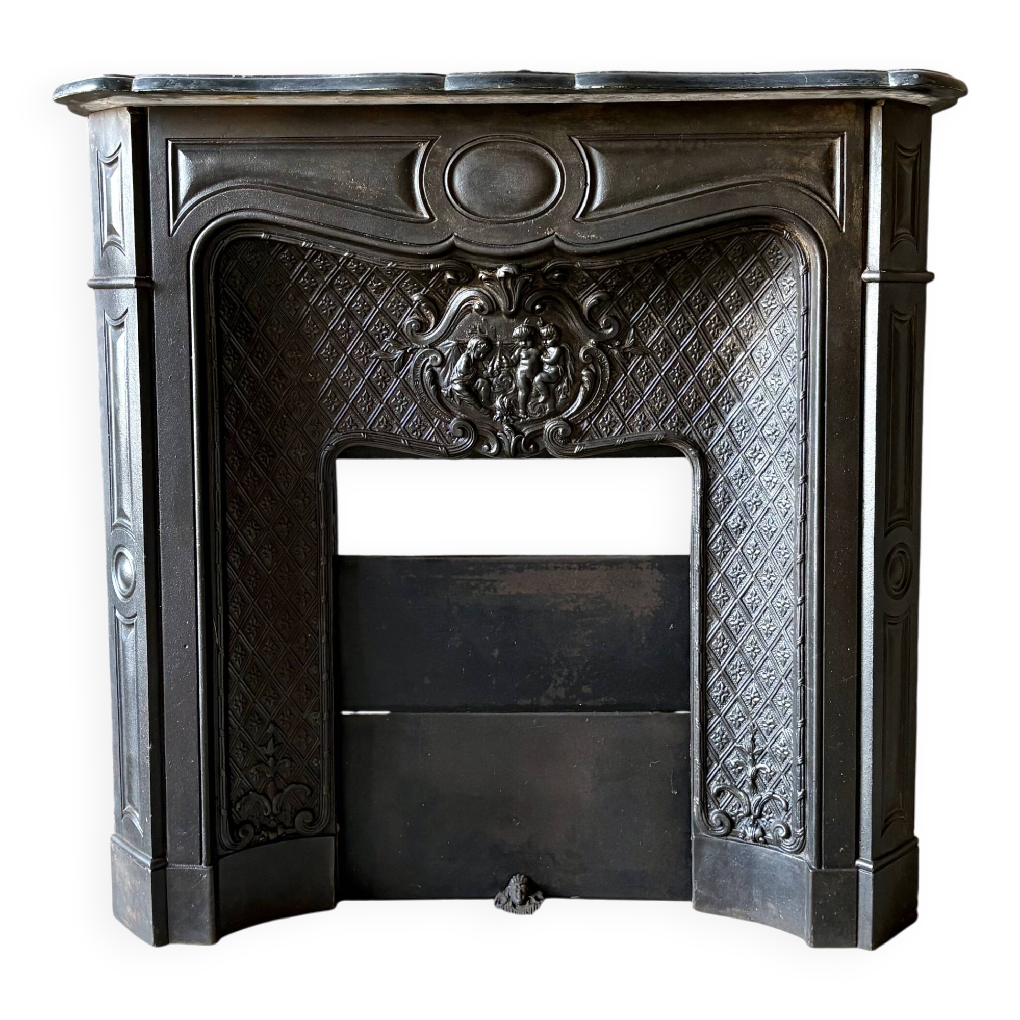 Ancienne cheminée en fonte de style Napoléon III – décor sculpté