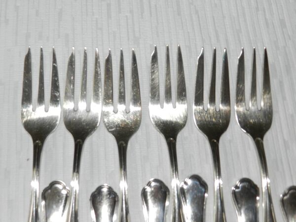 Coffret de 12 fourchettes à gâteaux en métal argenté