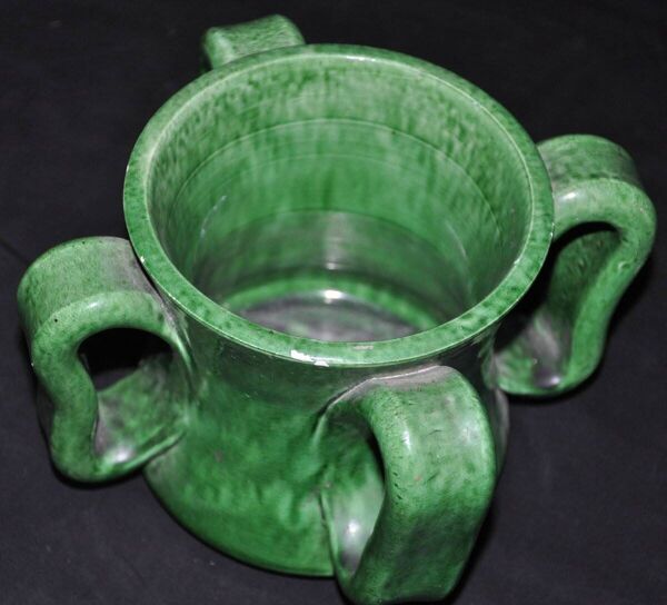 Vase en céramique verte à anses signé Atelier Madoura Vallauris