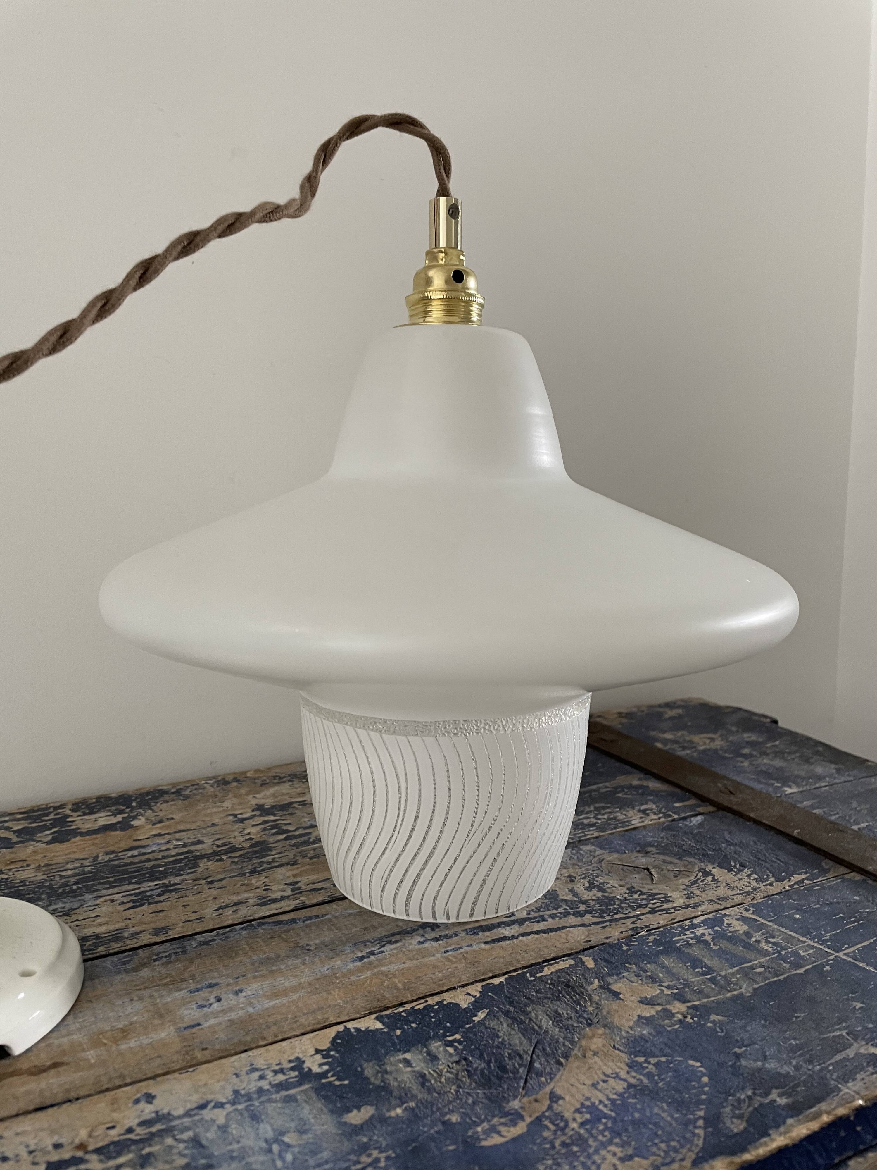 Vintage suspension in electrified white opaline to nine