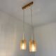 Lampe de plafond vintage avec deux abat-jours ambre.