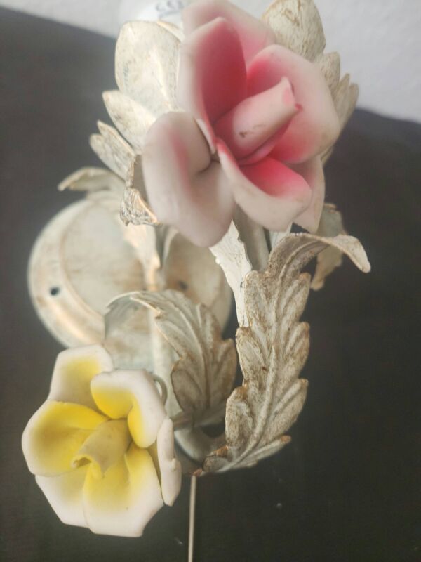 Lampe de plafond en tole faite à la main et 3 appliques murales avec des roses en porcelaine style shabby.
