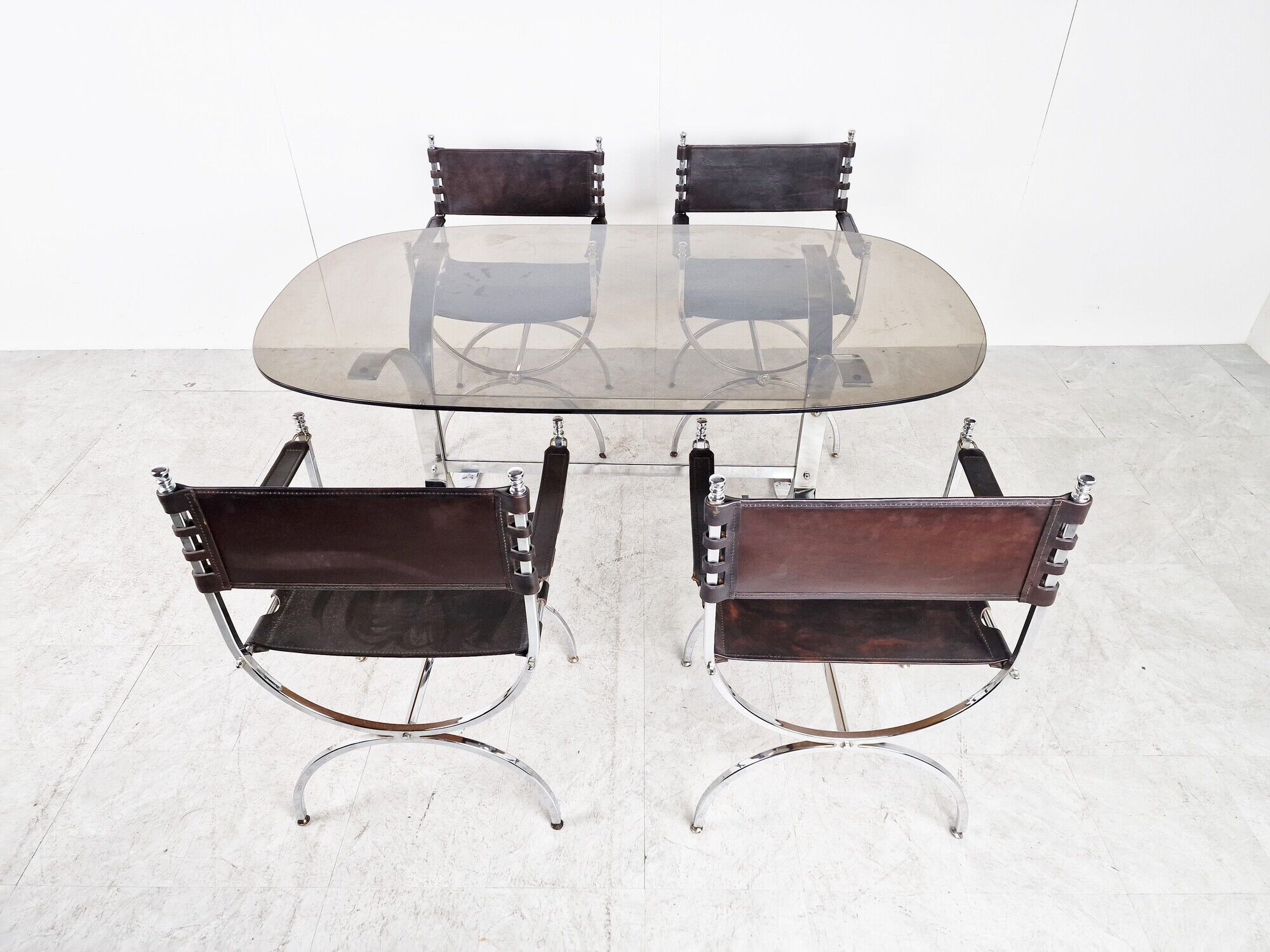 Chaises et table, années 1960
