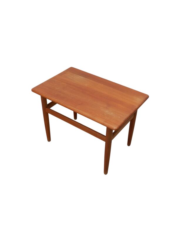 Table d'appoint danoise par Niels Bach