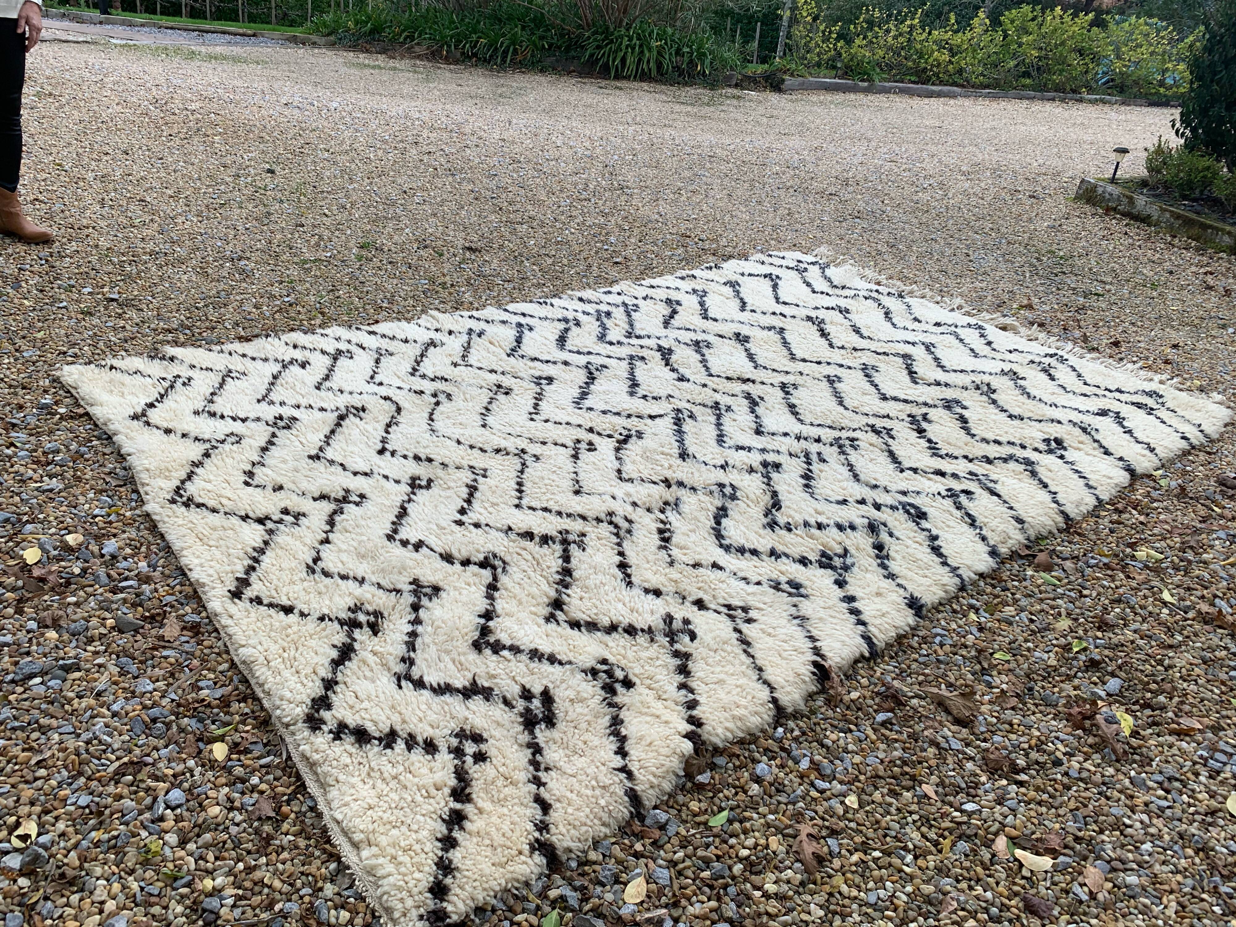 Berber carpet Beni Ouarain ecru and black, 325 x 202 cm