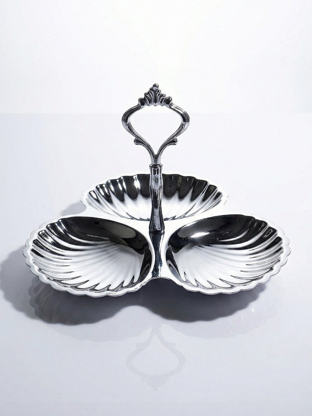 Vintage three-bowl server in silver-plated metal, shell decoration 1970-80.