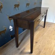 Table console en bois de cerisier avec 3 tiroirs