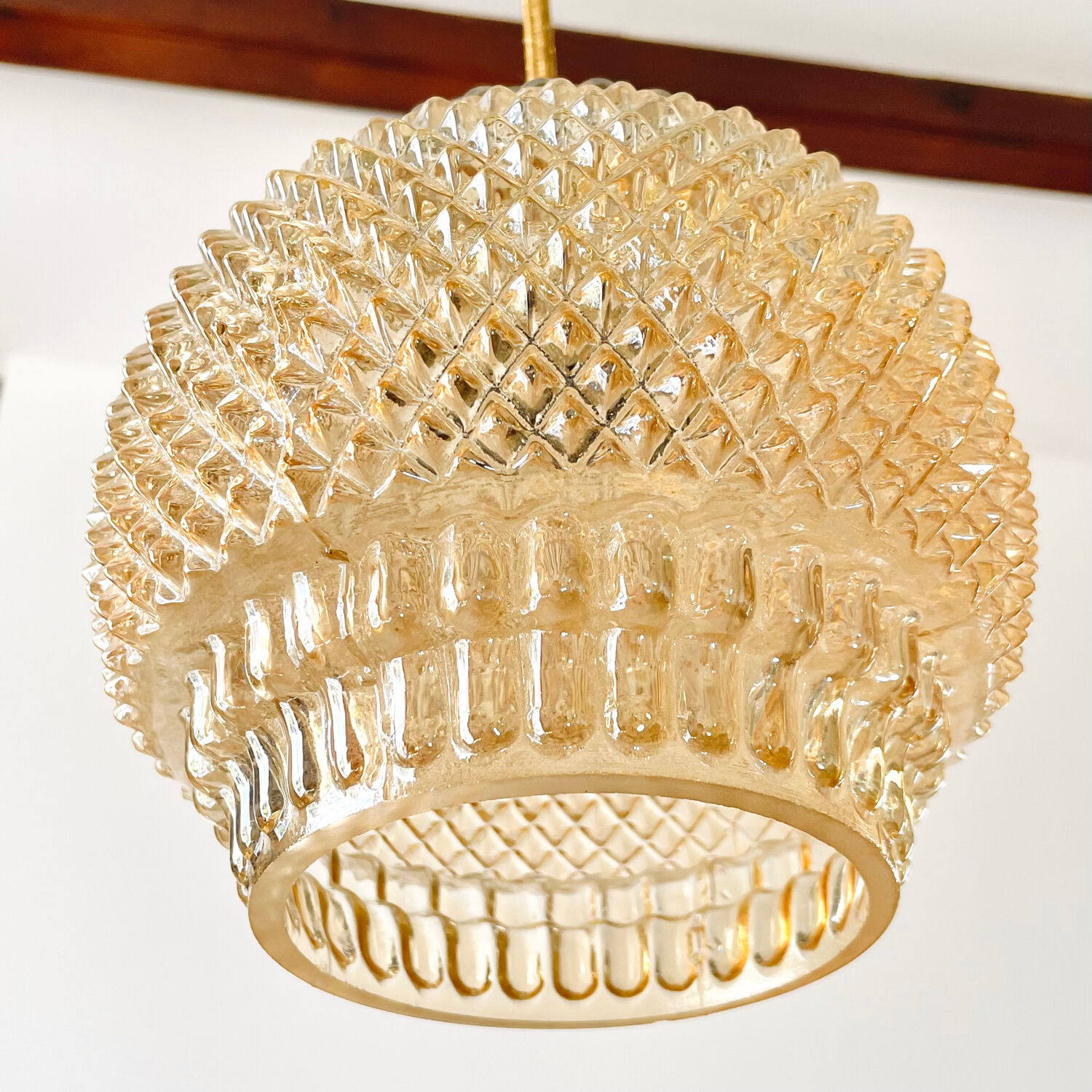 Suspension in iridescent molded glass