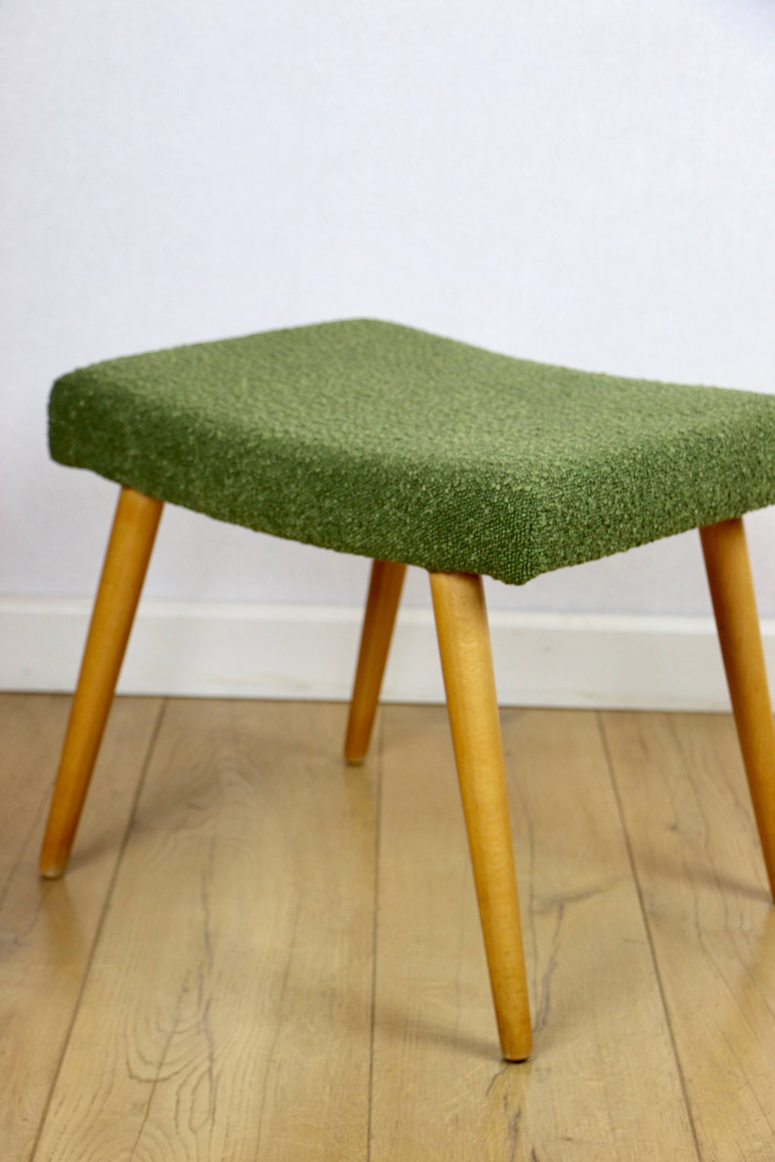 Tabouret à assise en boucle large vert-olive - pieds ronds en hêtre