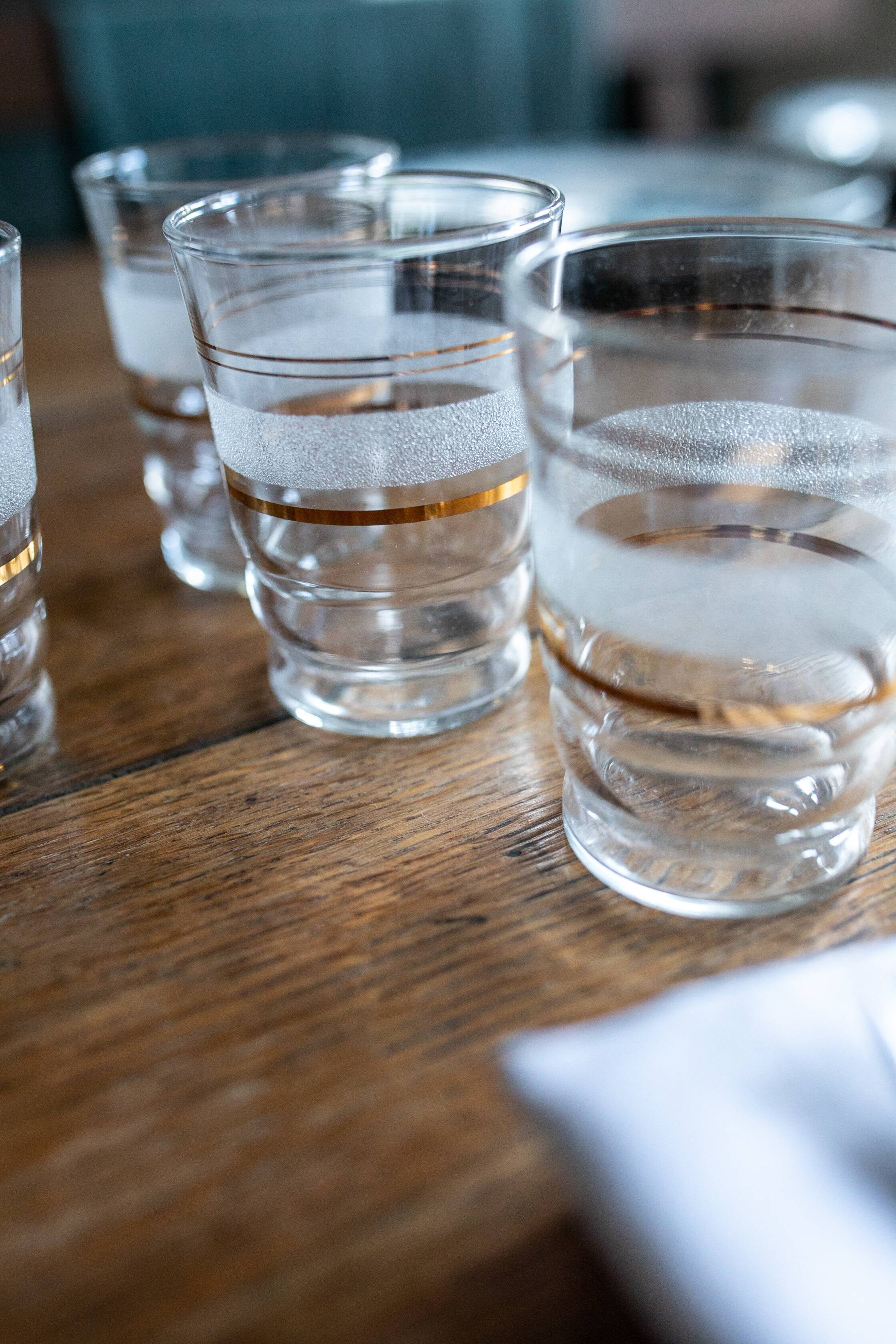 Lot de 8 verres granités blancs