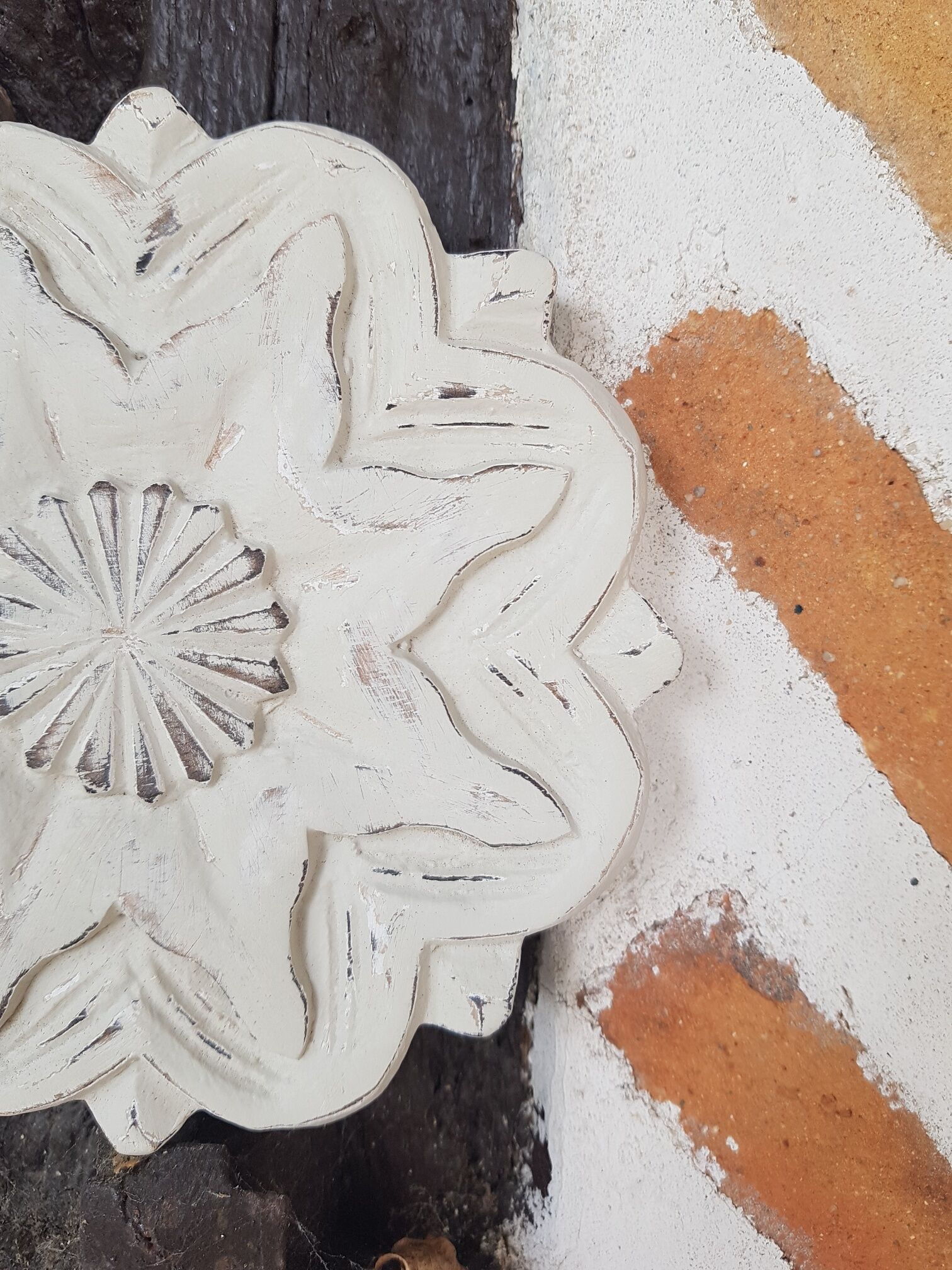 Pediment woodwork flower shape