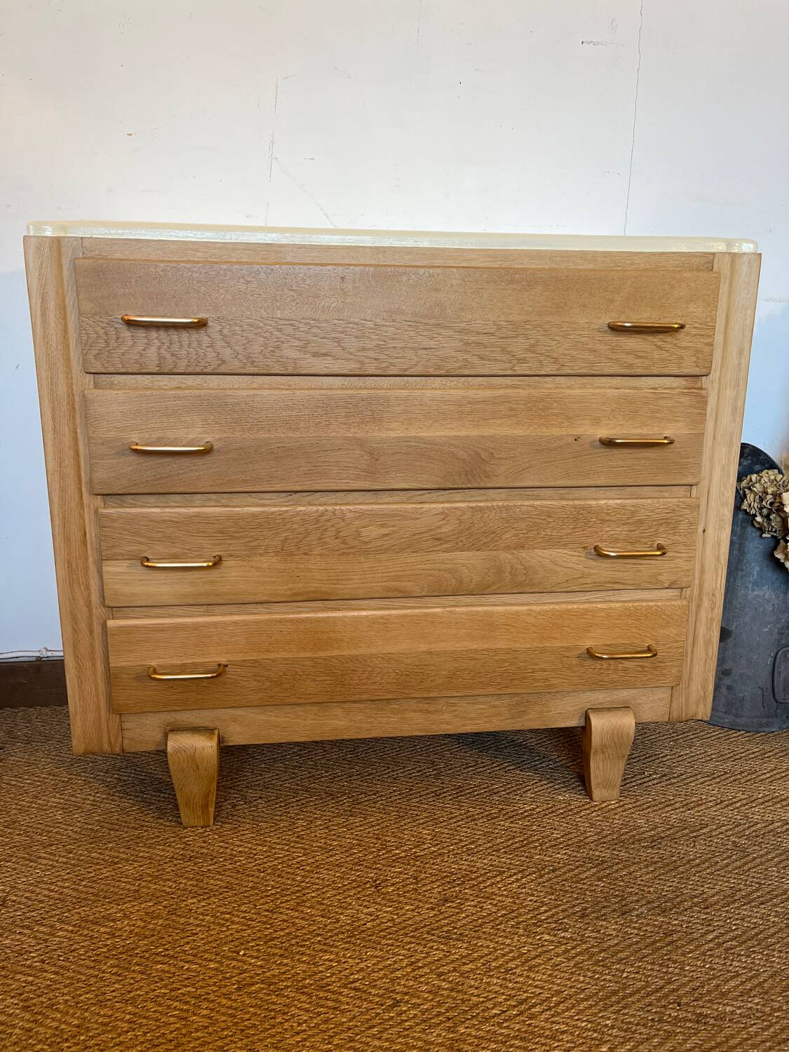 Vintage chest of drawers in wood and golden brass handles