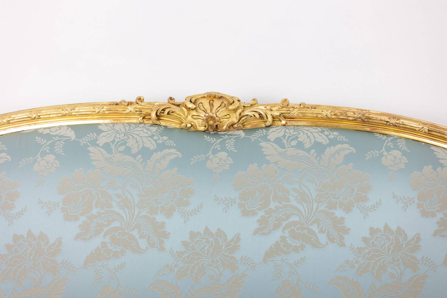 Salon de style Louis XV à chassis en bois doré. Circa 1880.