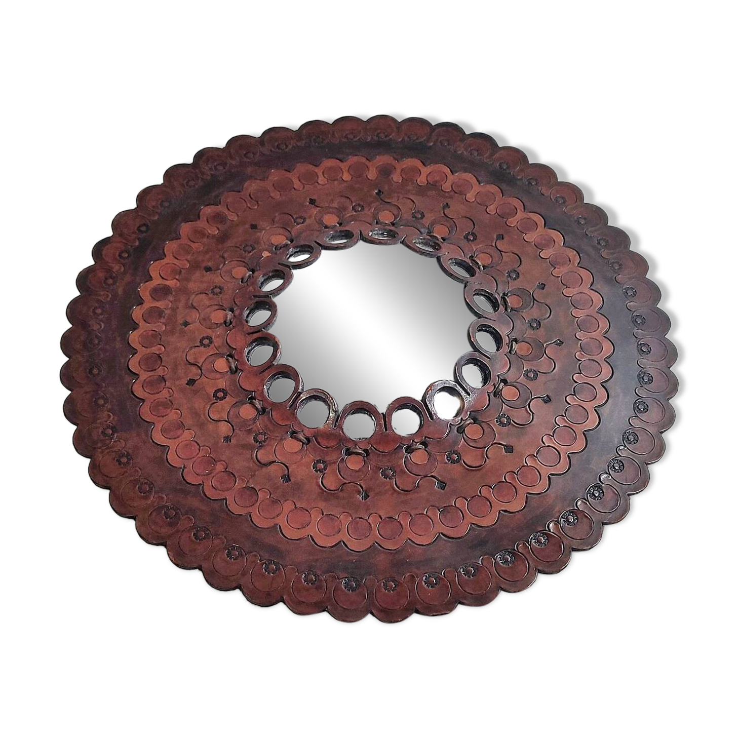 Espejo circular convexo de cuero. España, 1970s.