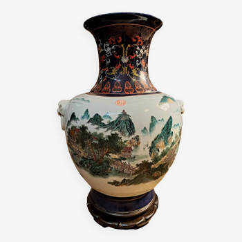 Important Chinese vase on base