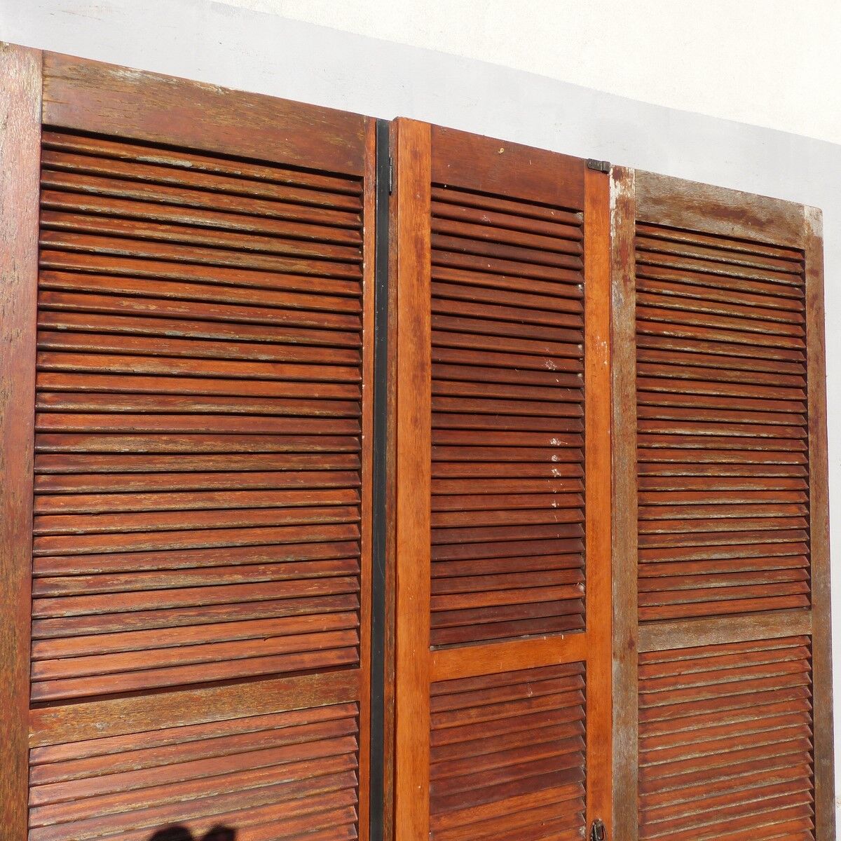 Set of 3 louvered shutters