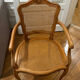 Fauteuil cabriolet canné – Style classique chic