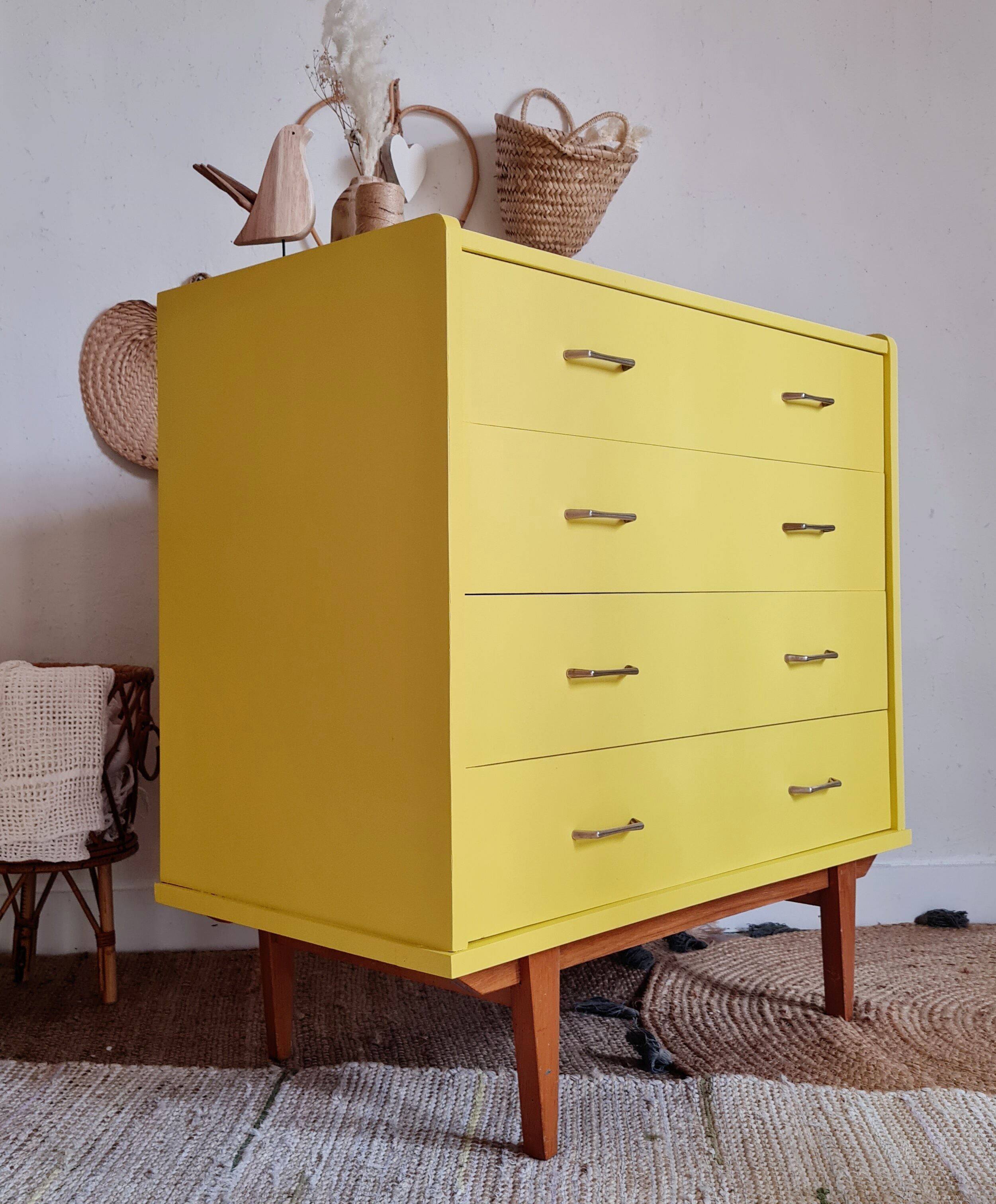 Commode feet compass yellow