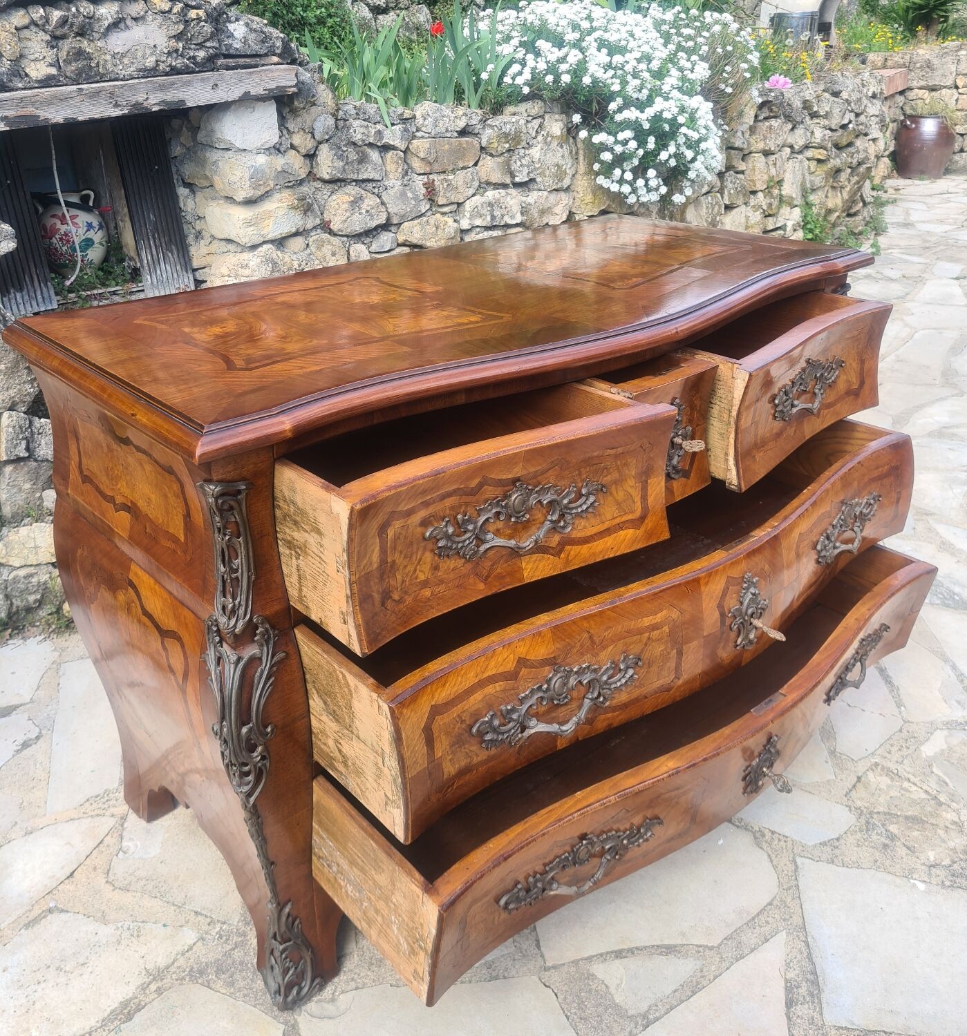 Marquetry tomb chest of drawers