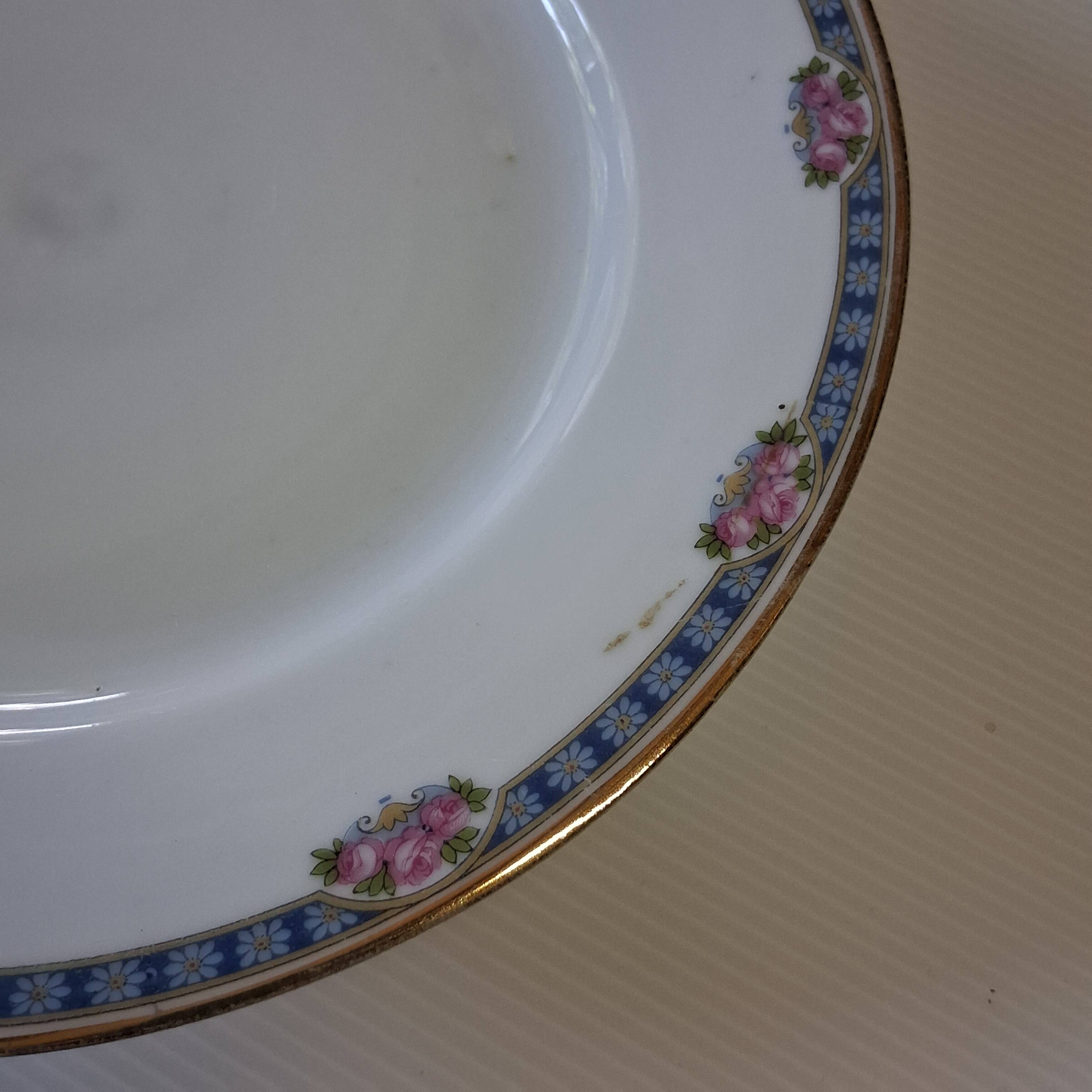 Piédouche ancien en porcelaine en bon état