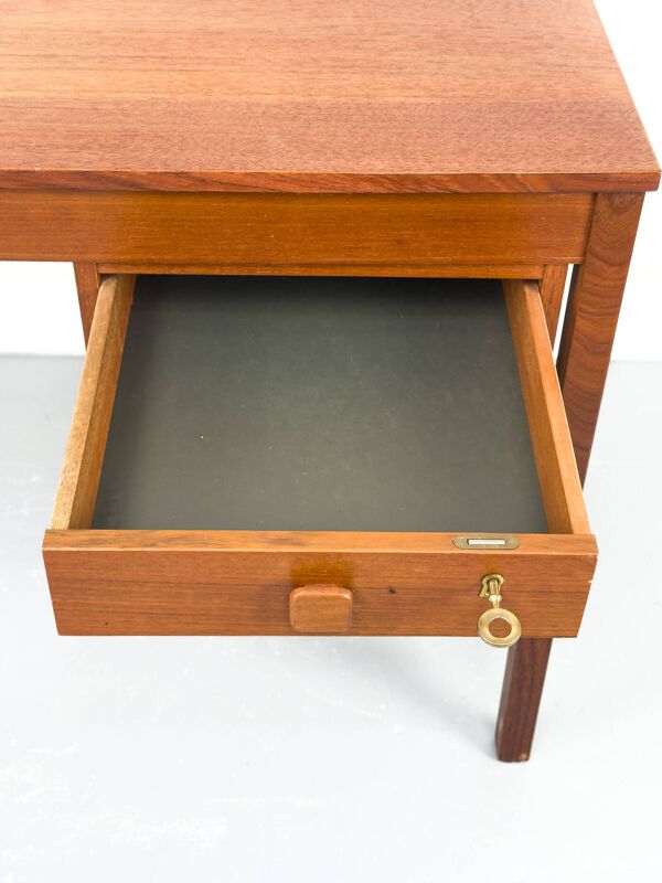 Petit bureau en teck avec trois tiroirs de Domino Møbler, années 1970.