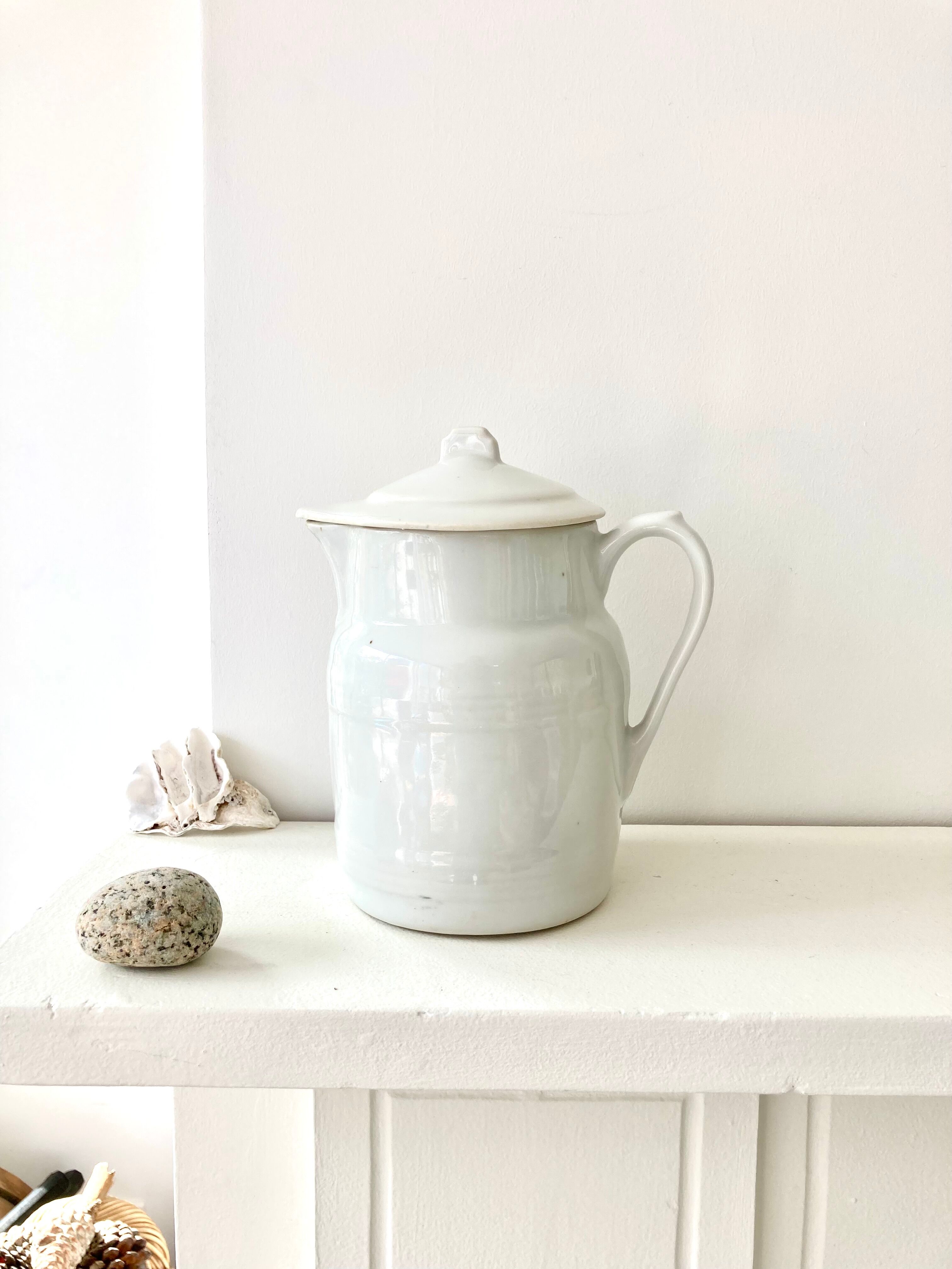 Pitcher covered porcelain Grigny XIXth stamped P.Precious