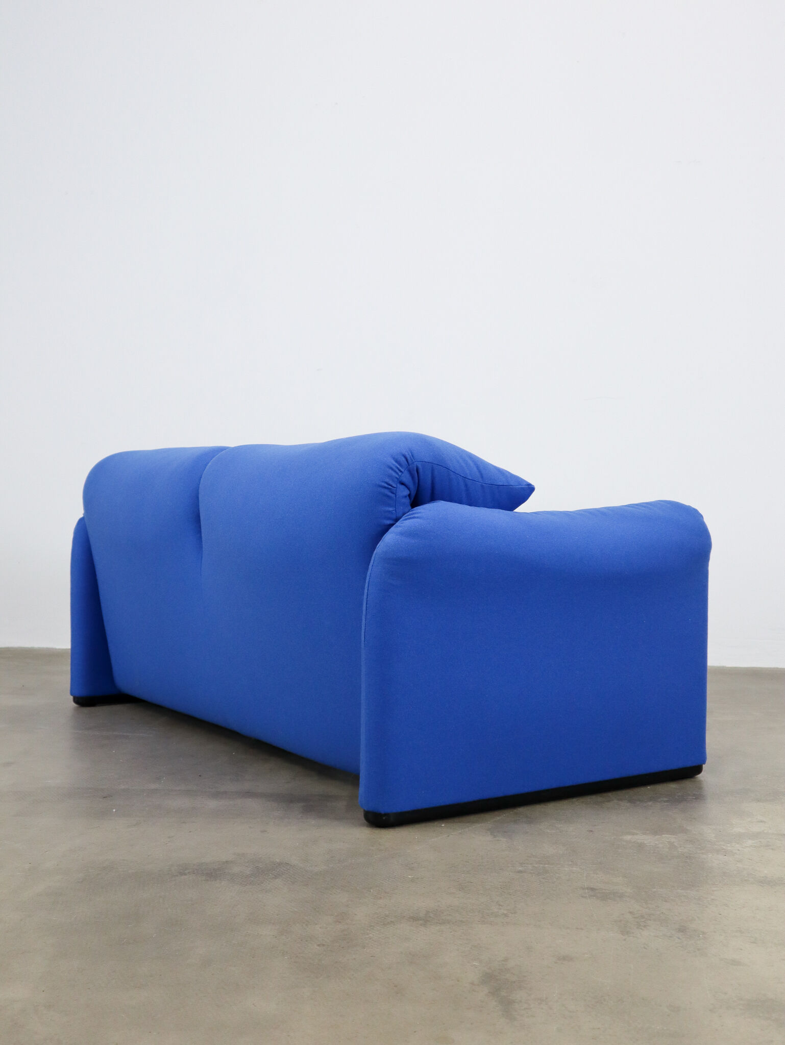 Maralunga sofa blue