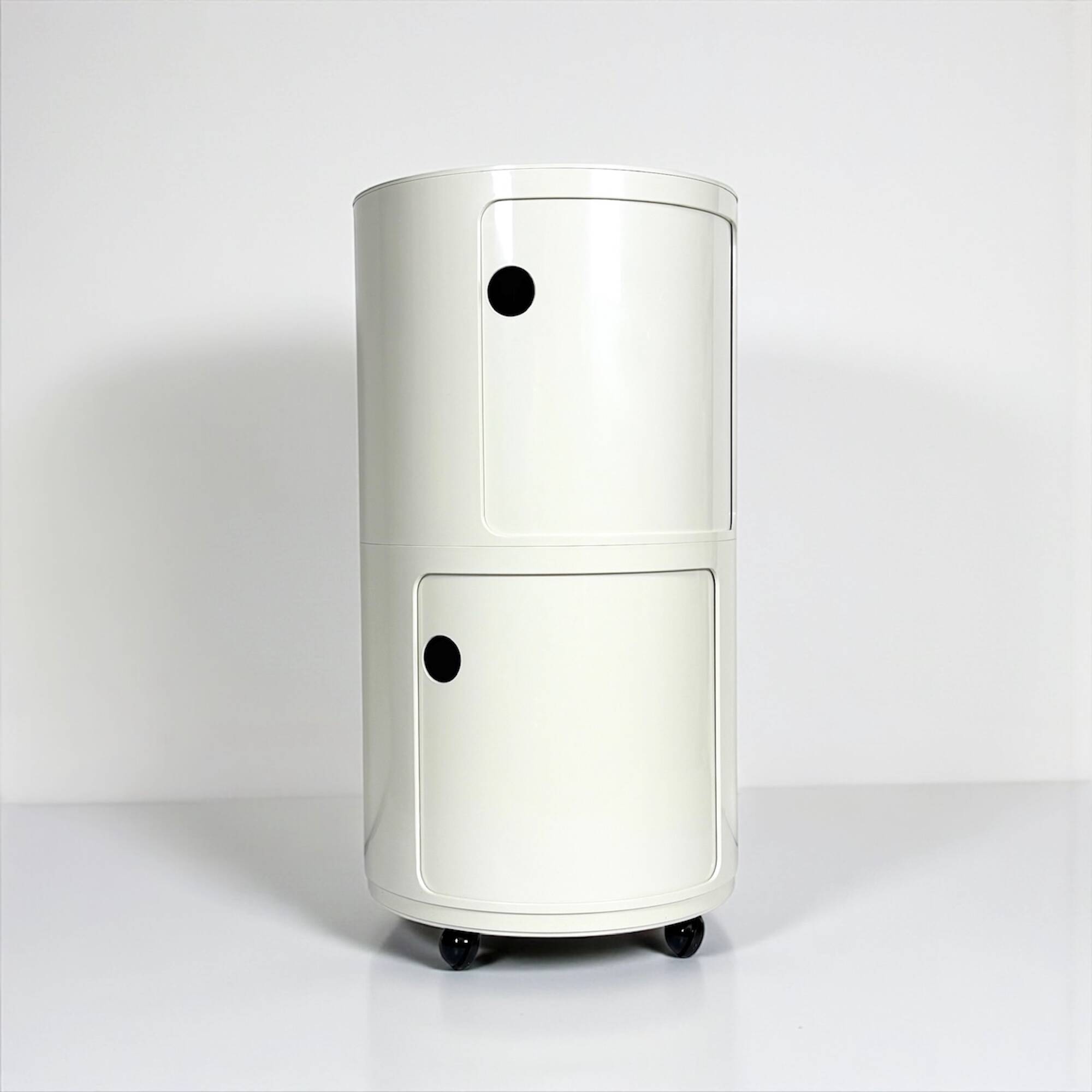 Paire de vélos Kartell Componibili des années 70 sur roulettes, coloris blanc cassé et corail.