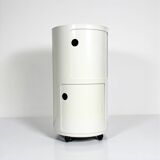 Paire de vélos Kartell Componibili des années 70 sur roulettes, coloris blanc cassé et corail.