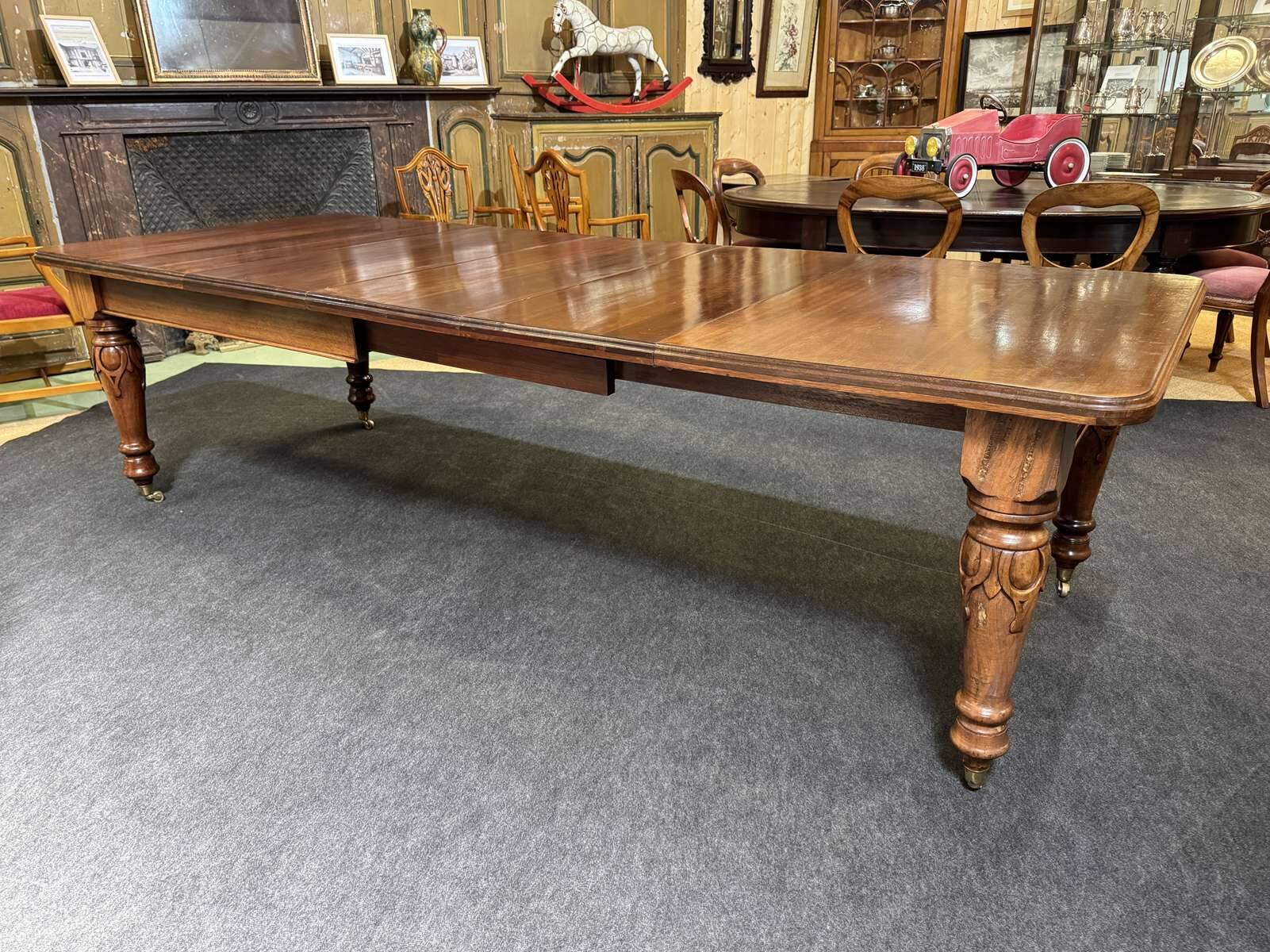Victorian-style mahogany English table with 3 extensions.
