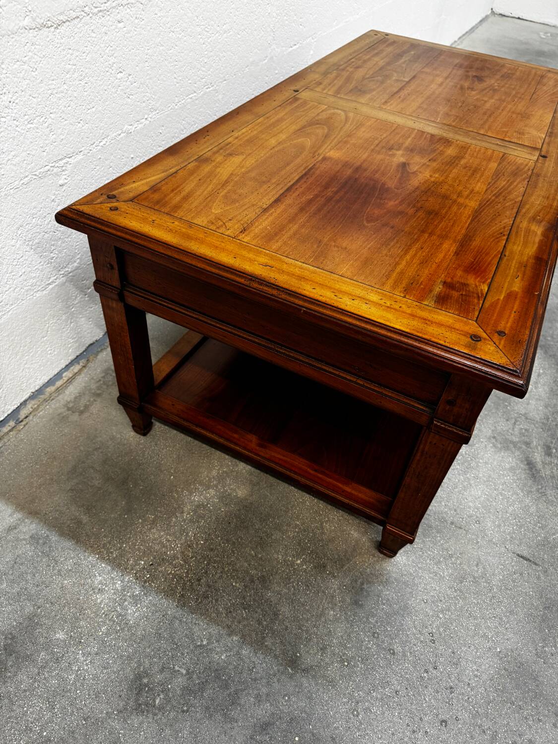 Coffee table with 2 drawers in solid wood.