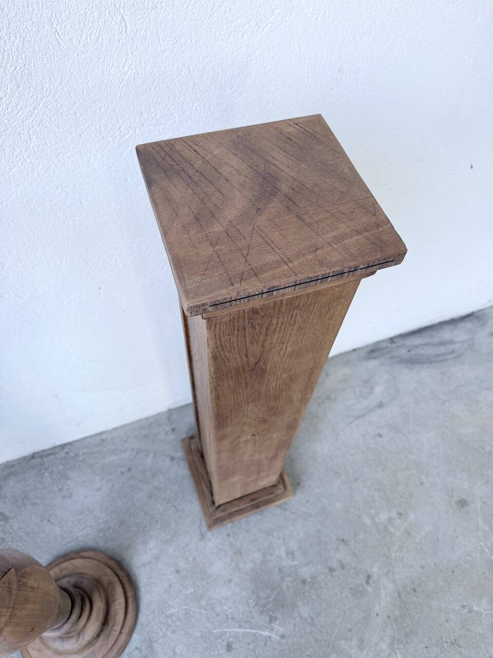 Paire de sellettes colonnes en bois 1950