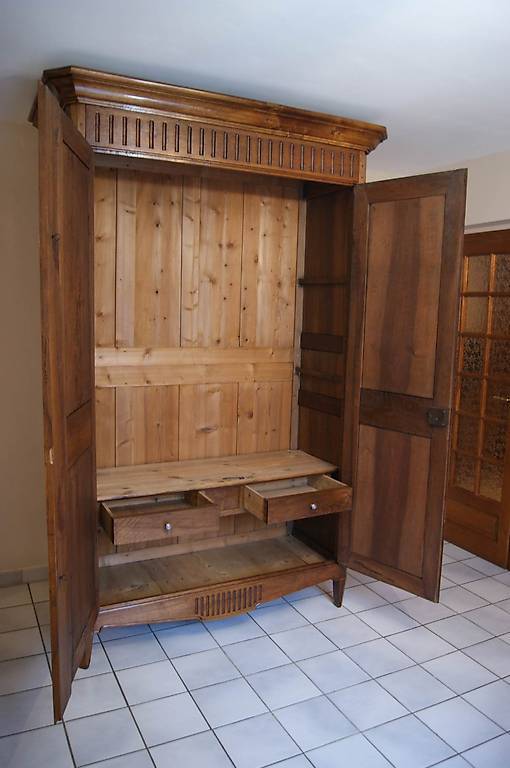 Armoire en noyer d'époque Louis XVI