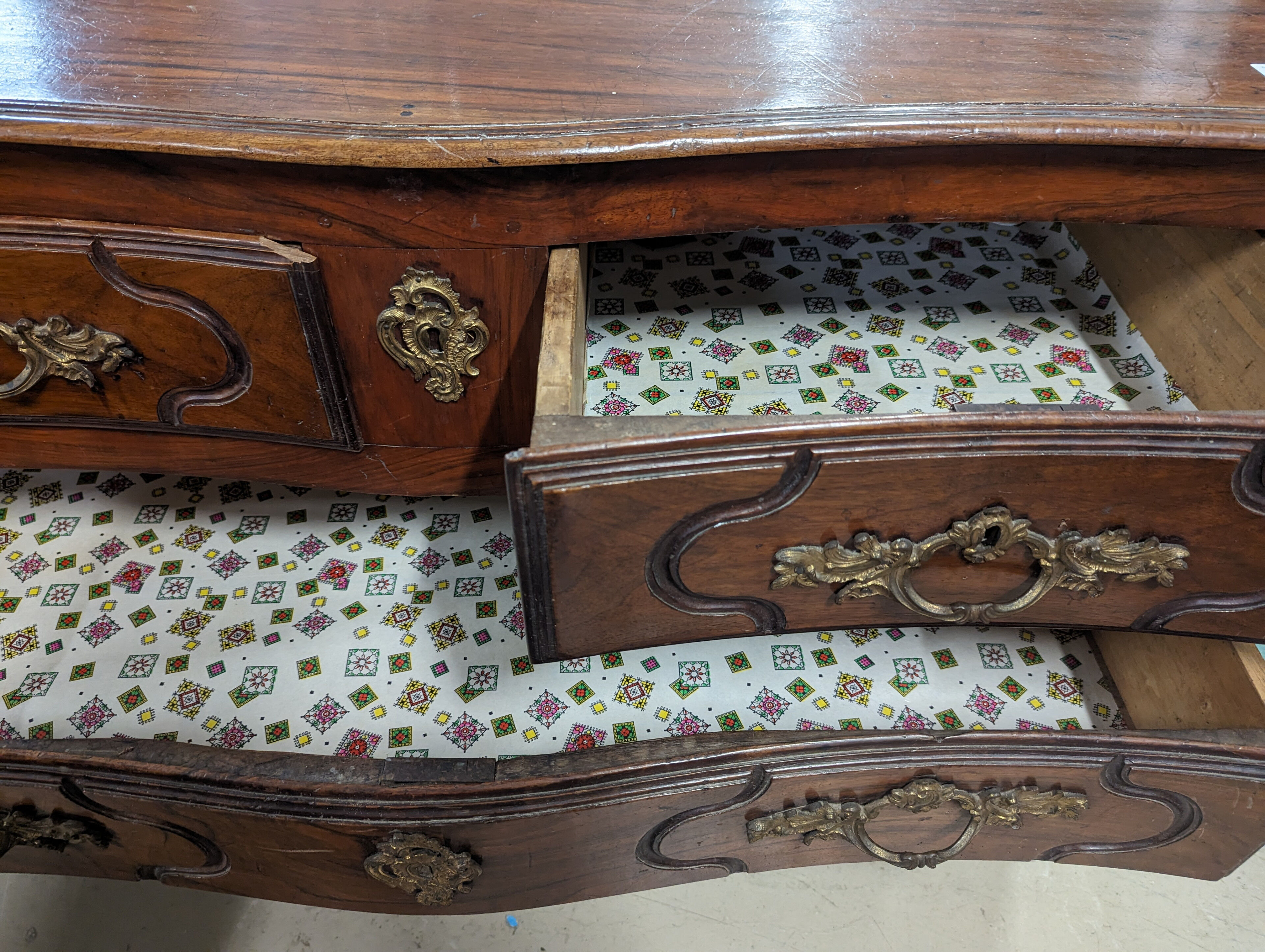 18th century Louis XIV period chest of drawers in solid walnut