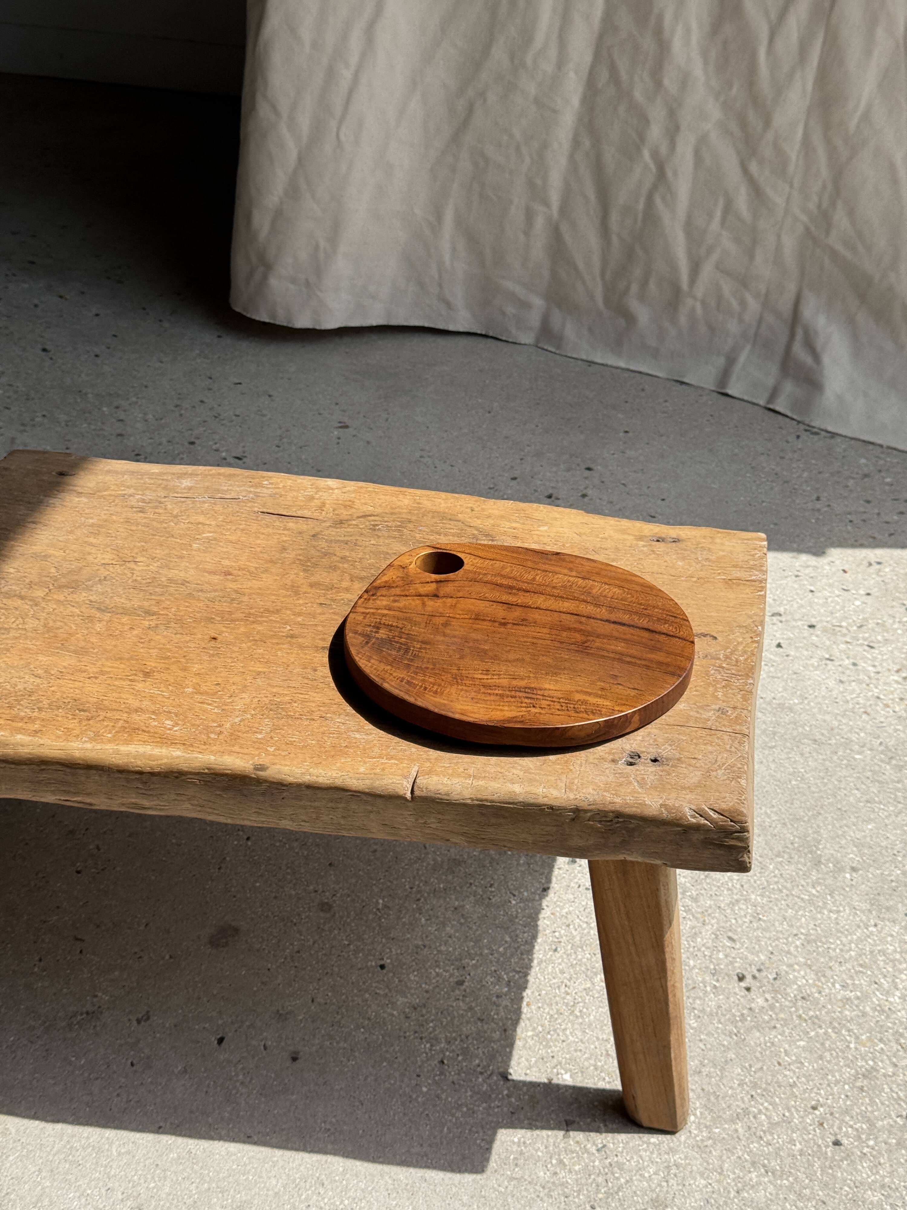 Average circular teak monoxyle chopping board with handle 26 x 18.