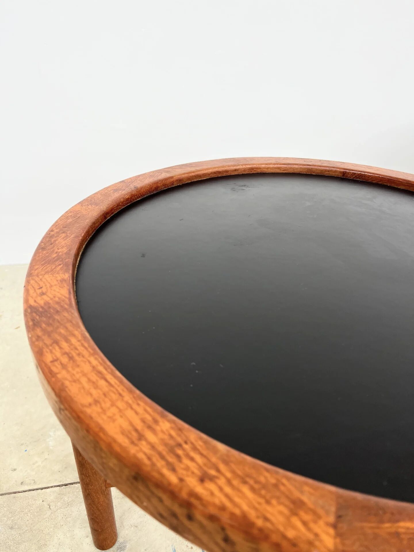 Duo of round coffee tables with a reversible top — Crossed base