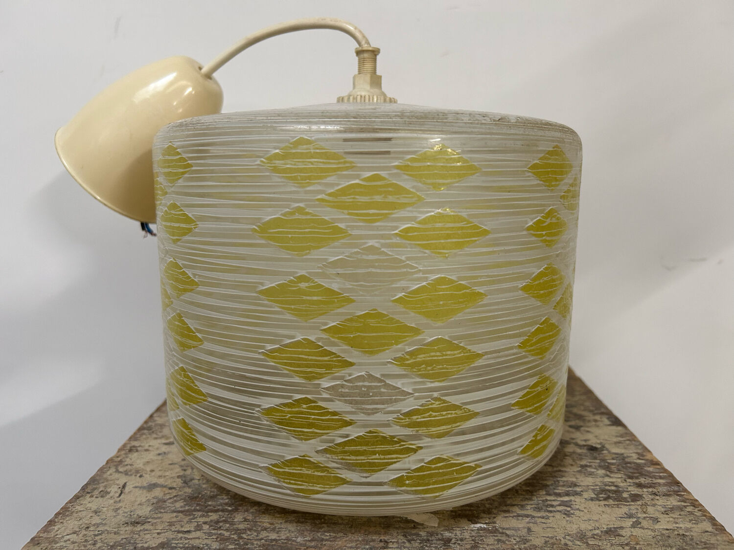 Vintage suspension 60s, 70's, white and yellow glass pop decoration