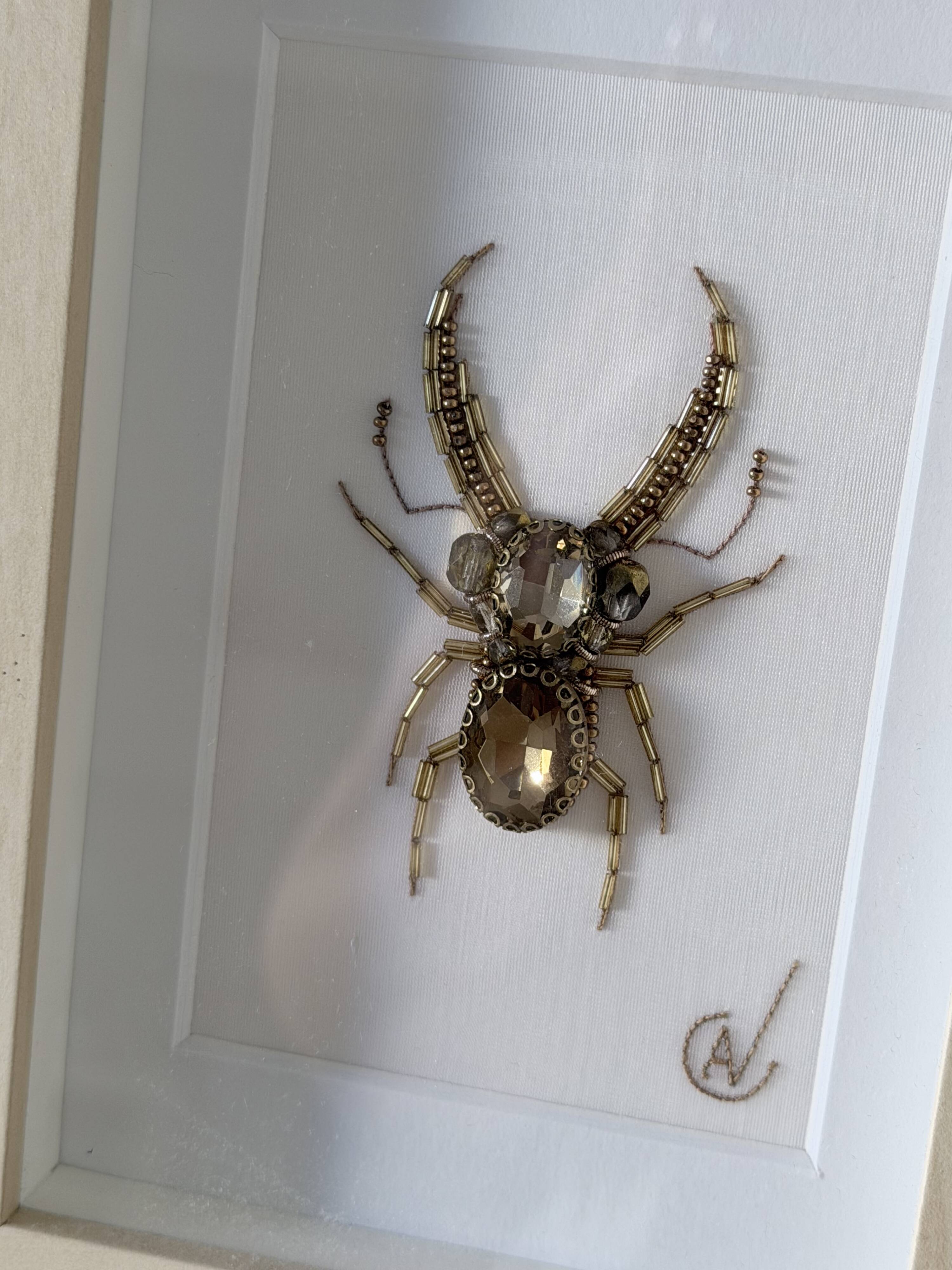 Tableau insecte brodé à la main (pièce unique)