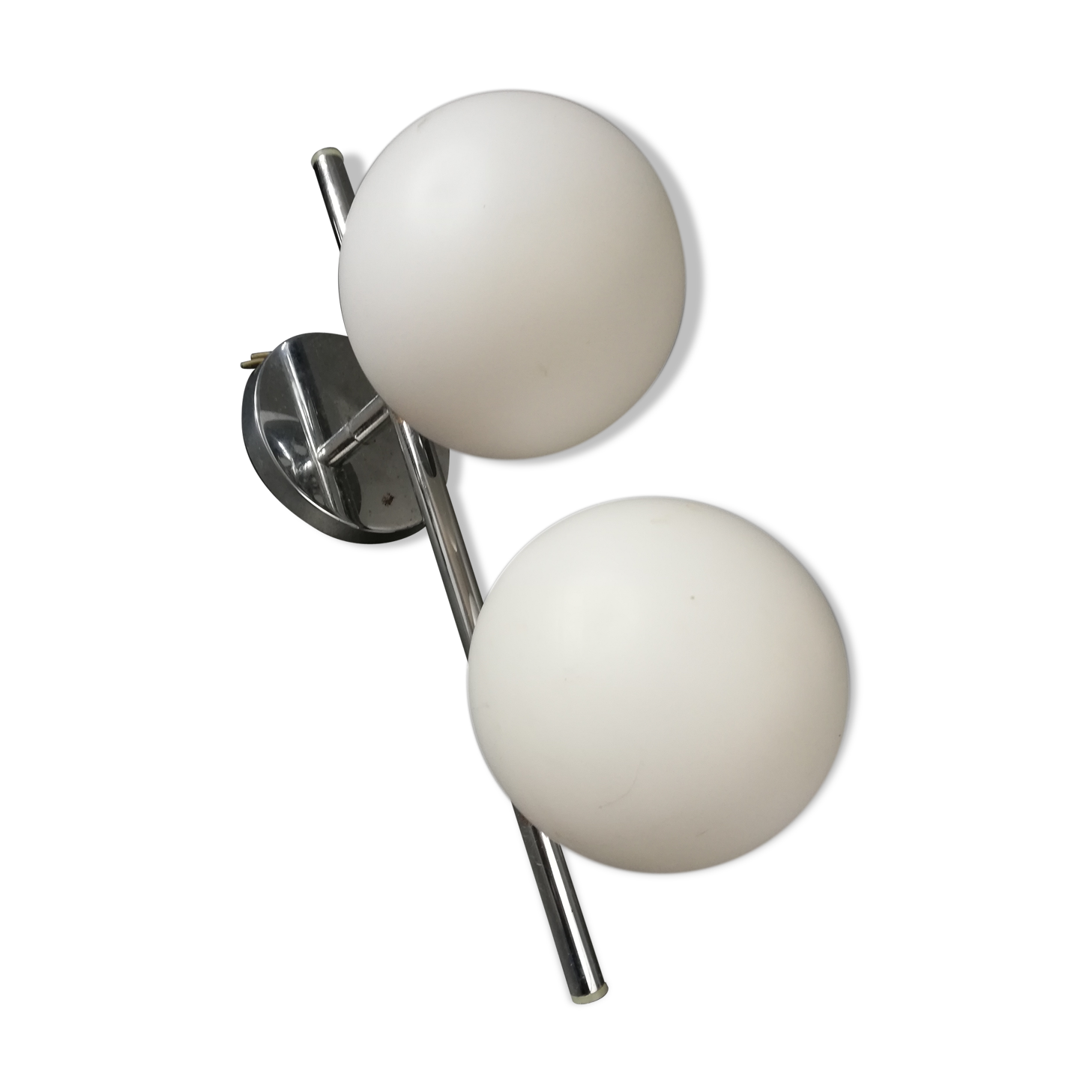 Double chrome metal and opaline balls sconce
