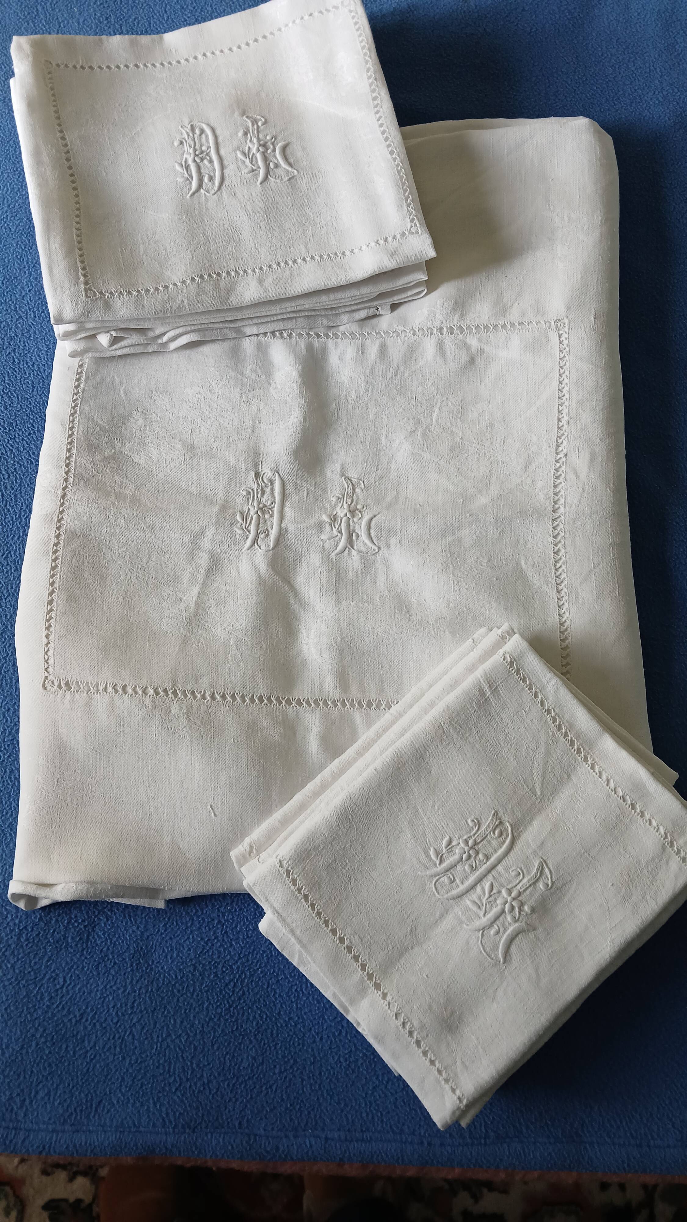 Nappe ancienne brodée et 12 serviettes