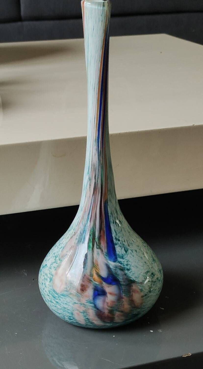 Ball vase soliflore with a long chimney neck. In speckled glass in the Murano style.