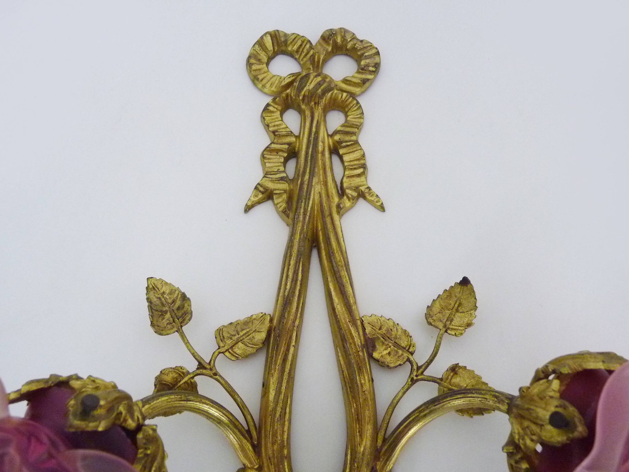 Pair of bronze wall sconces decorated with 2-armed knots with purple tulips Signed DP. 1940s
