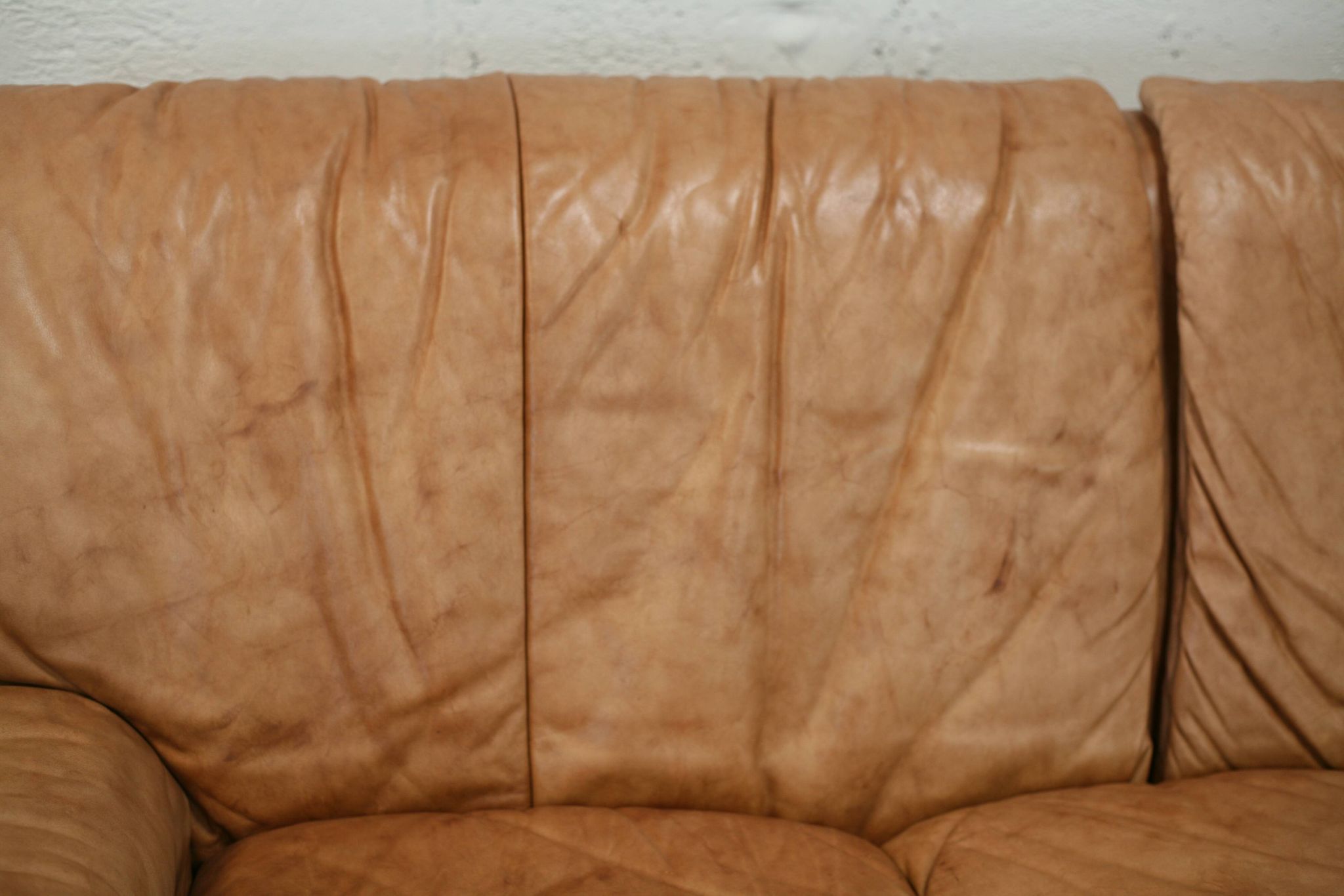 Cinna sofa. Circa 1970. Foam and "caramel" leather. 3 seats.