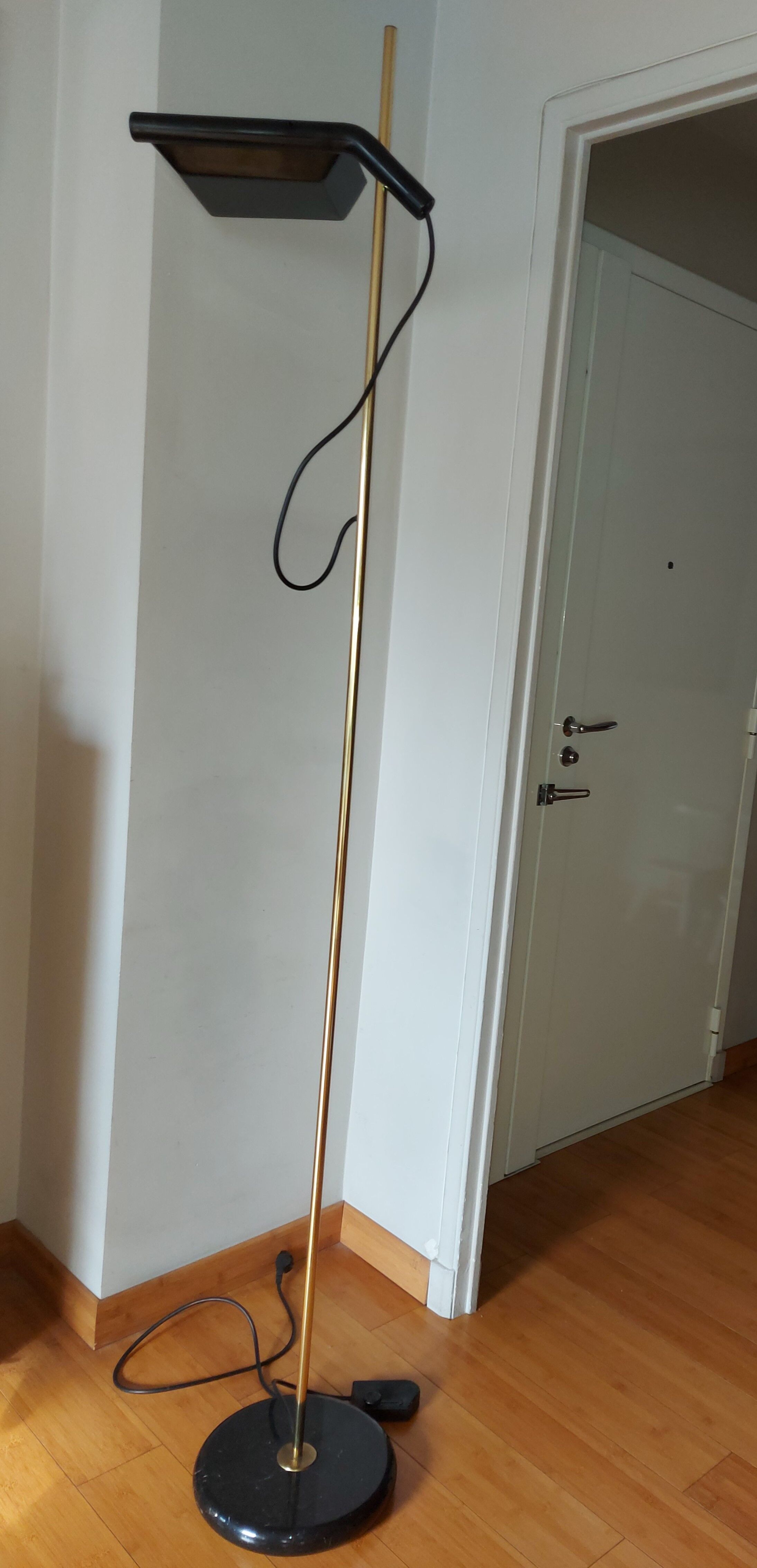 Guzzini design lamppost (marble foot)