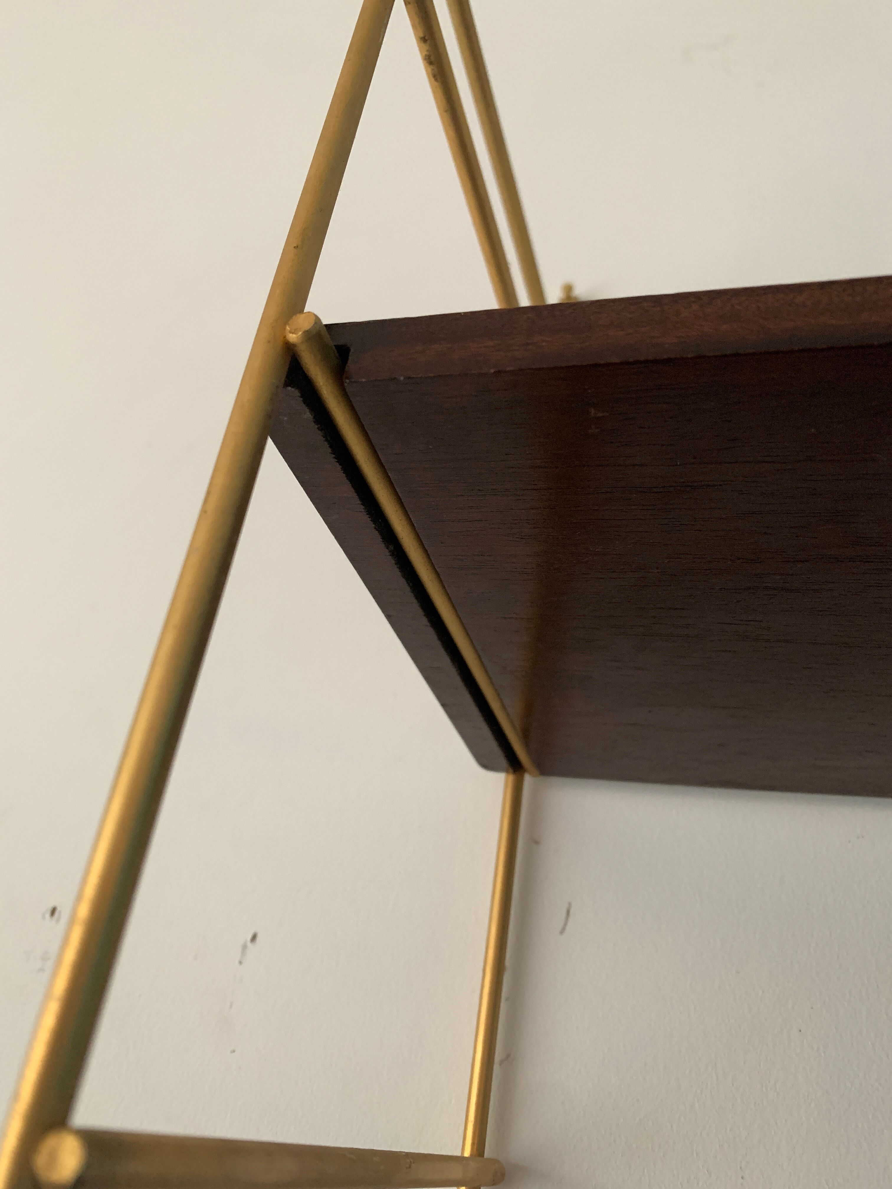 String wall shelf in wood and brass, 1960