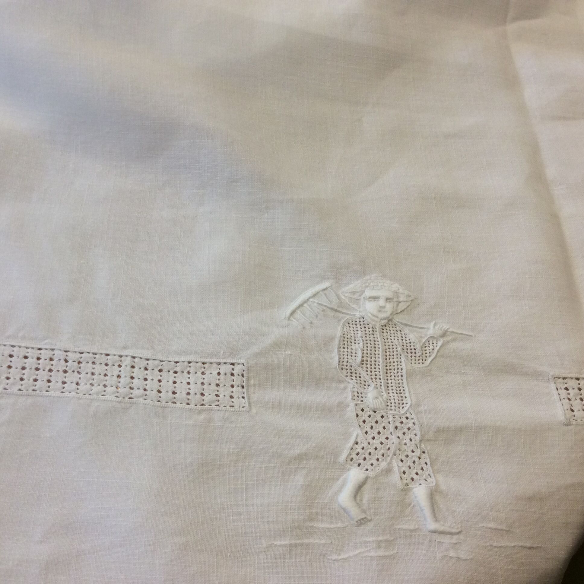 Large tablecloth and 12 hand-embroidered towels - vintage