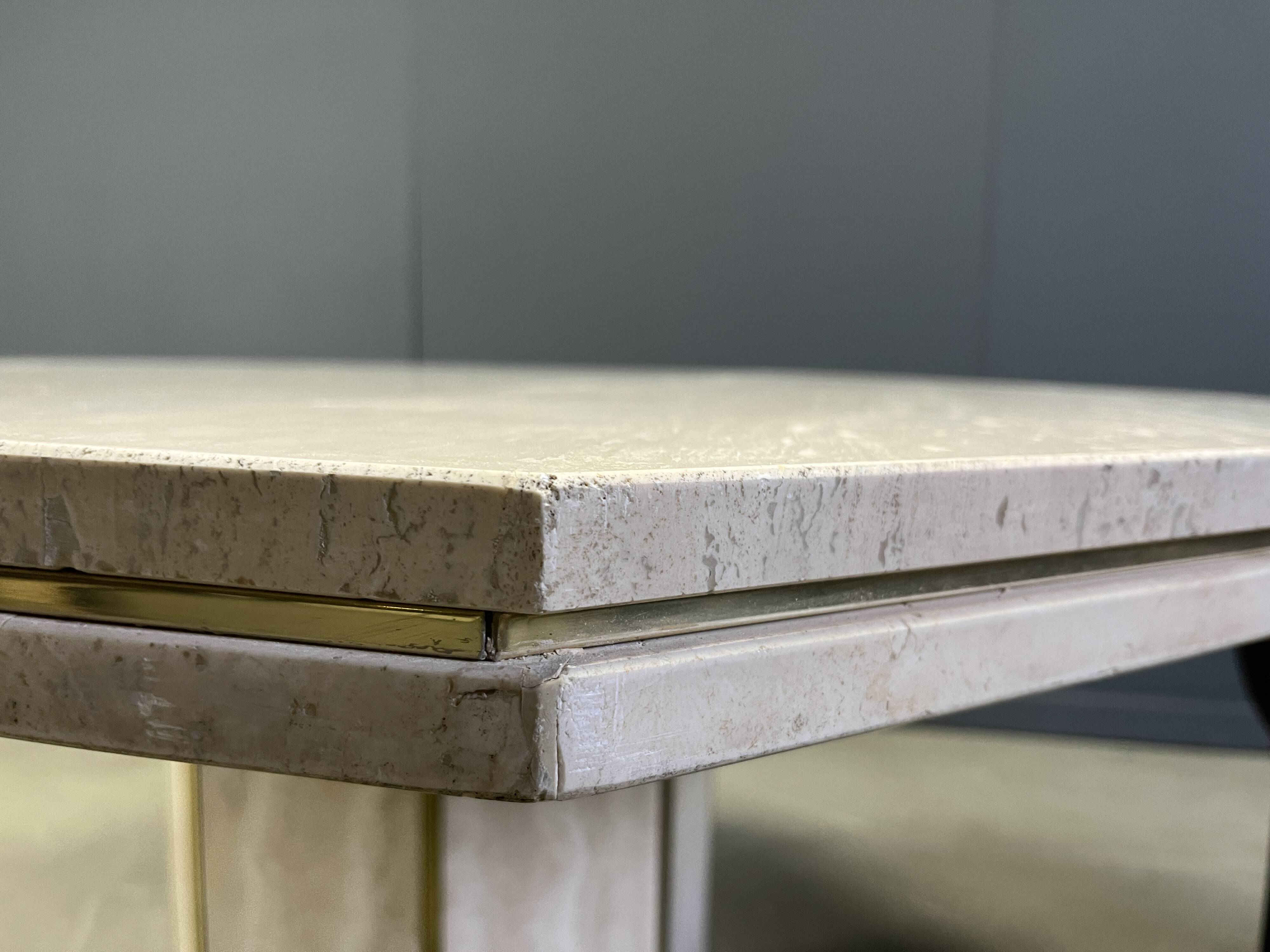 Table à manger octogonale italienne en travertin et laiton des années 1970