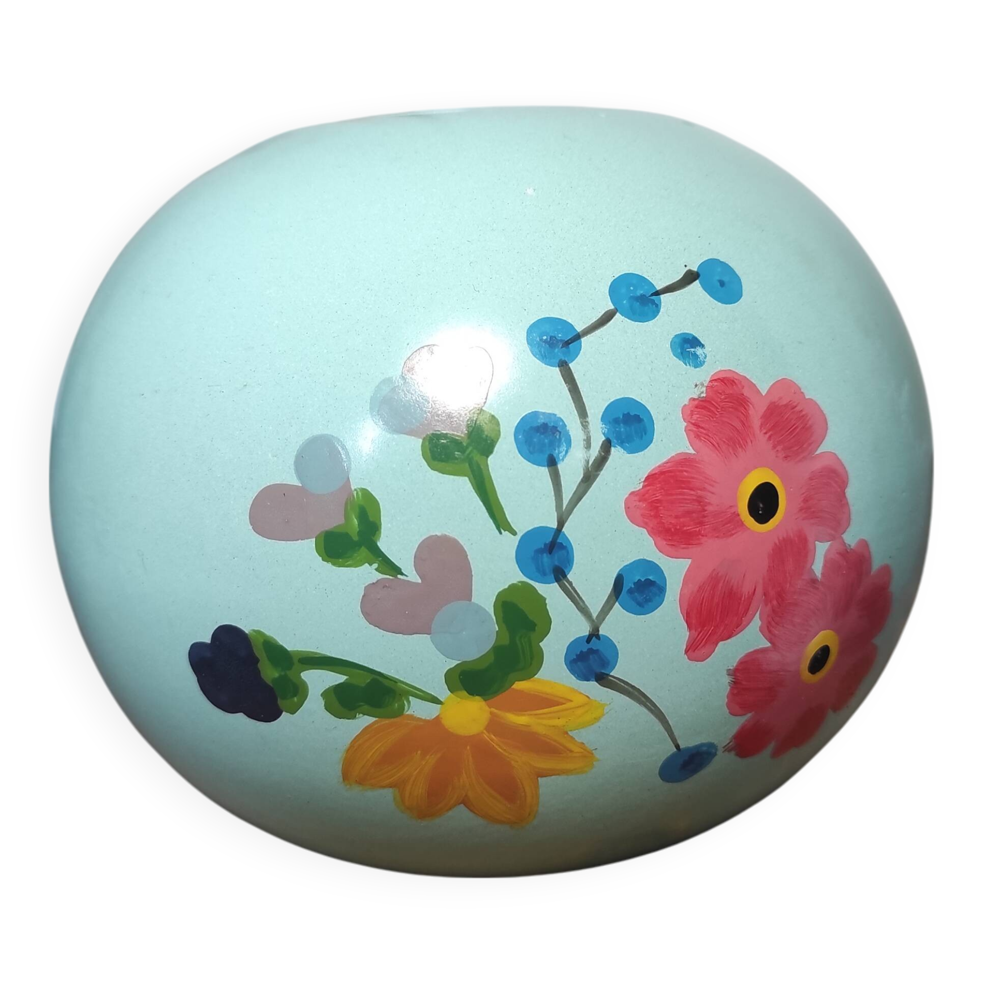Floral candle holder in enamelled metal