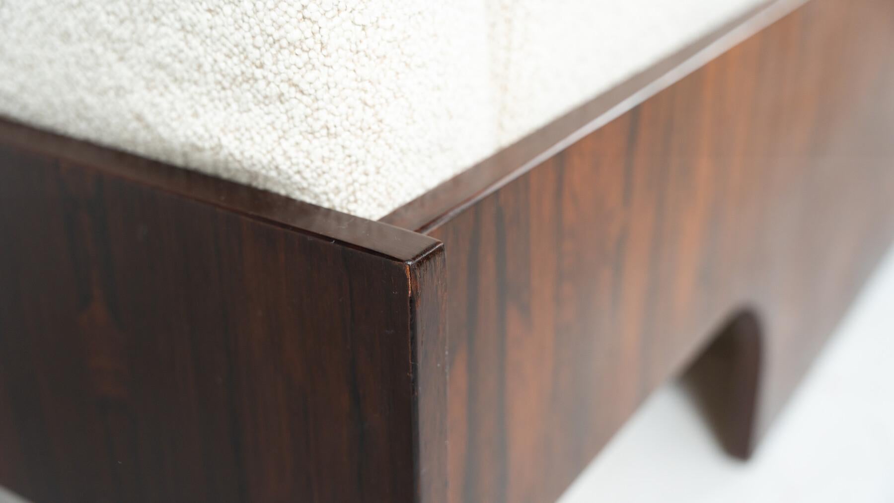 Oriolo canapé by Claudio Salocchi for Sormani in wood and white fabric.